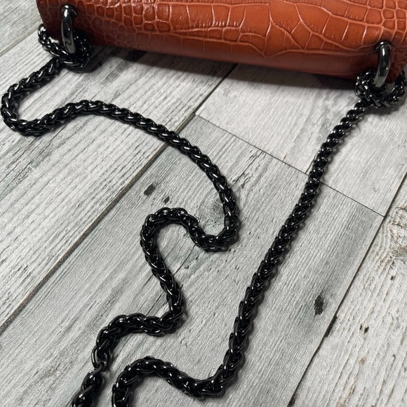 Elegant Brown Croc-Embossed Crossbody Bag - Picture 8 of 8